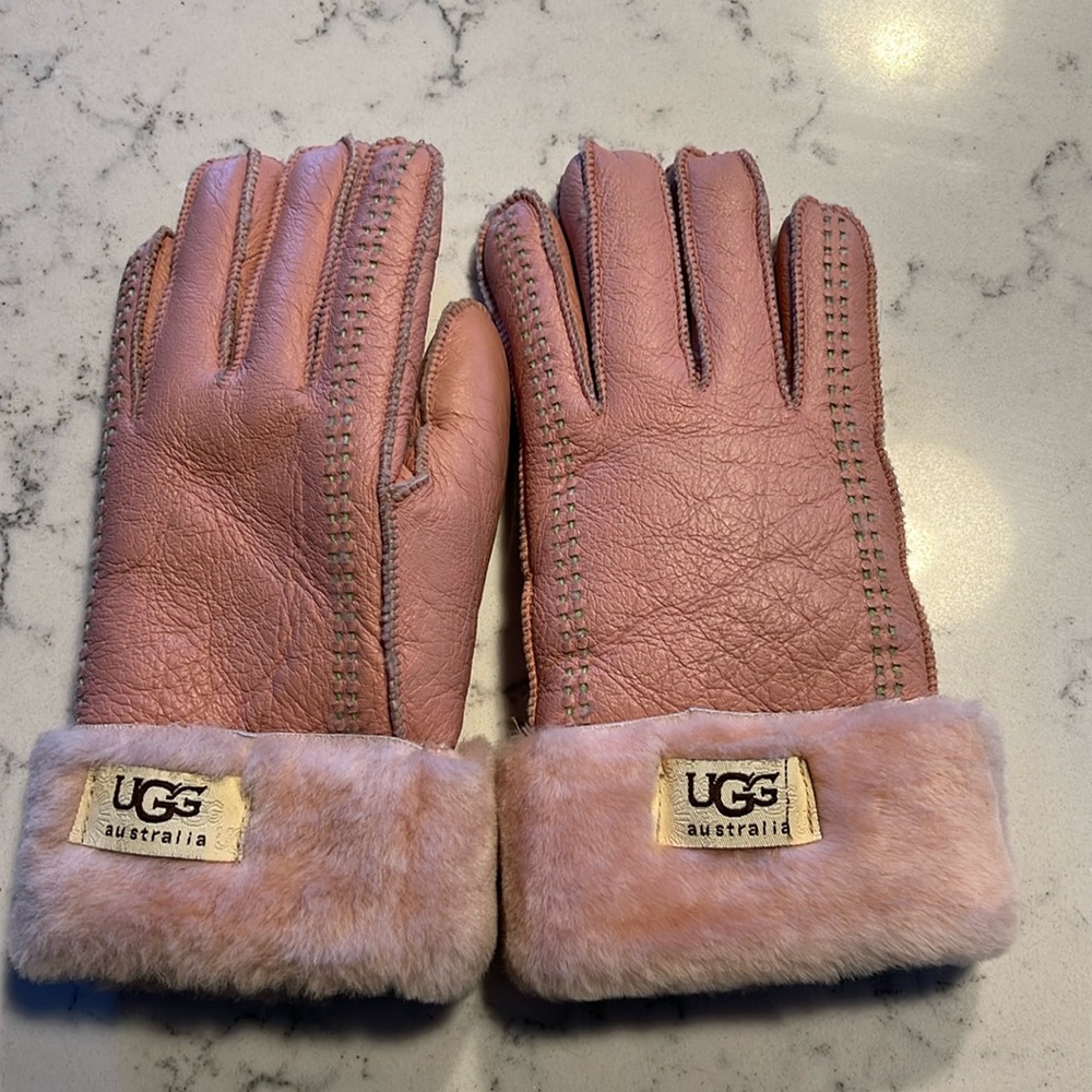 Pink leather UGG Sherpa woman’s mittens